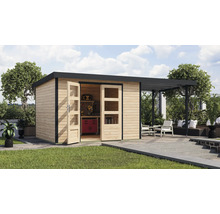 Scène de jardin avec cabane de jardin en bois avec portes ouvertes, établi et terrasse couverte avec sièges.