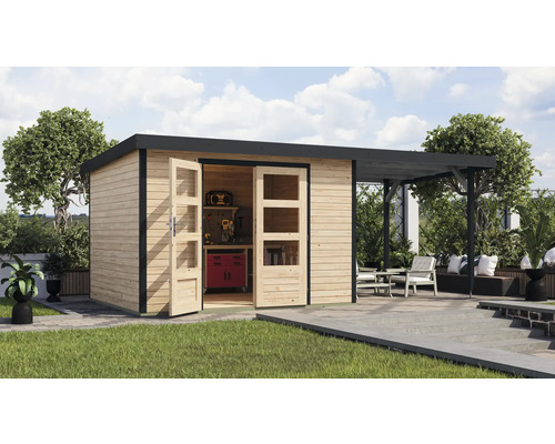 Scène de jardin avec cabane de jardin en bois avec portes ouvertes, établi et terrasse couverte avec sièges.