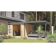 Holzgartenhaus mit überdachter Terrasse und Gartenmöbeln im Aussenbereich