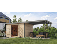 Gartenszene mit Gerätehaus und überdachter Sitzecke auf Rasenfläche