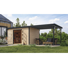 Maison de jardin en bois avec portes ouvertes et coin salon couvert dans le jardin.