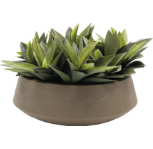 Plante artificielle avec feuilles vertes dans un pot marron