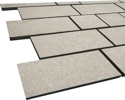 Verlegte graue Terrassenplatten aus Stein.