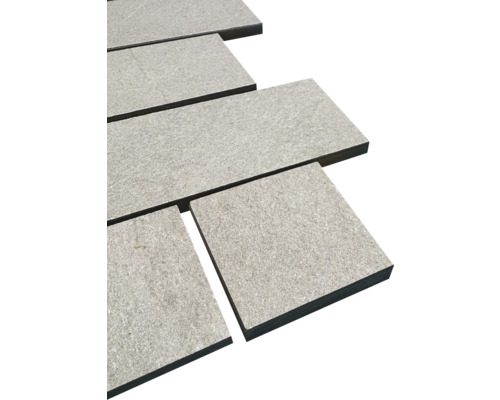 Graue Terrassenplatten aus Stein