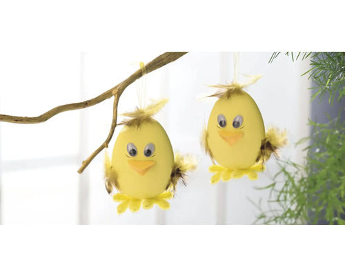 Deux poussins de Pâques jaunes en décoration sur une branche