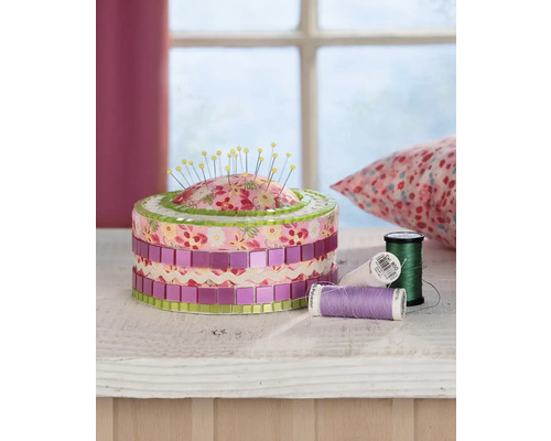 Boîte décorative de matériel de couture avec aiguilles et bobines de fil