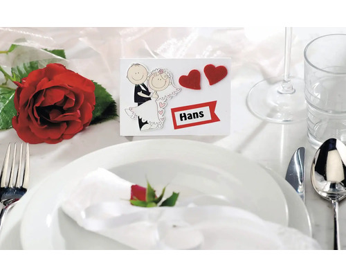 Table de mariage décorative avec marque-place, vaisselle et rose