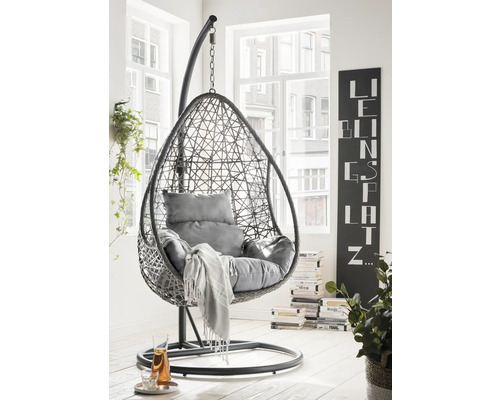 Hängesessel Destiny Coco Drop inkl. Gestell, mit Auflagen, belastbar bis 110 kg Hängesessel aus Rattan mit Kissen und Metallgestell in einem hellen Raum