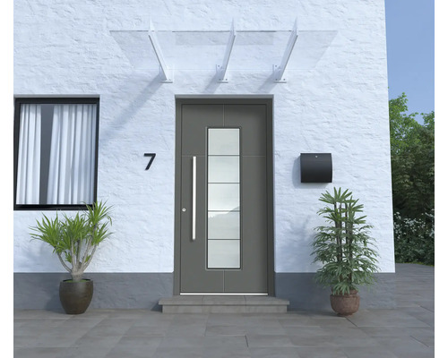 Hausfassade mit Haustür, Briefkasten, Hausnummer und Pflanzen