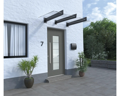 Eingangsbereich eines Hauses mit Haustür, Vordach und Briefkasten