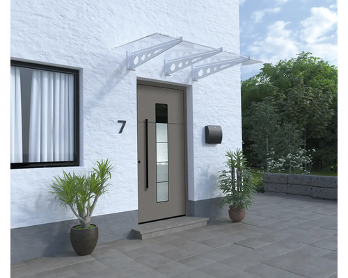 Haustür mit Vordach, Briefkasten und Pflanzen vor weißer Fassade