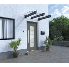 Entrée d''une maison avec porte d''entrée, auvent et plantes