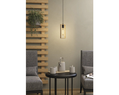 Scène avec suspension, table et chaises dans un espace de vie.