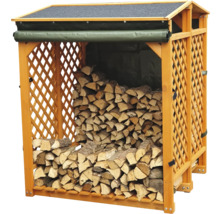Holzlager aus Holz mit Lattenmuster und Holzstapel