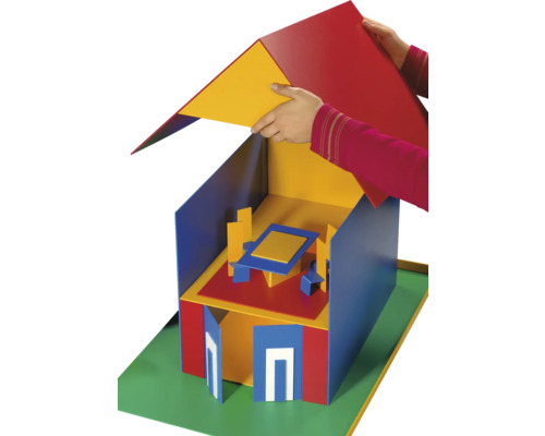 Kind baut Spielhaus aus farbigen Holzformen