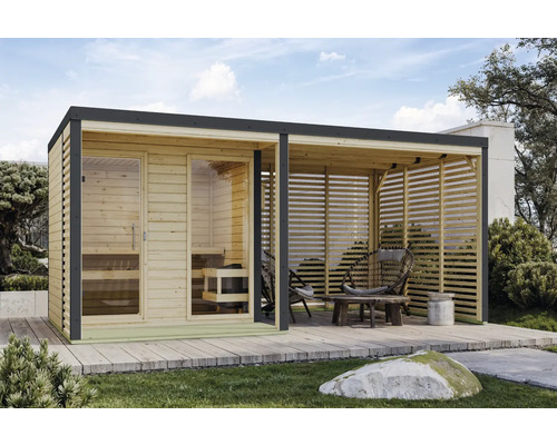 Blockbohlensauna mit überdachtem Sitzbereich im Garten