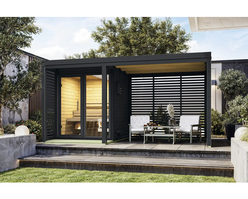 Gartensauna mit Überdachung und Sitzgelegenheit auf einer Terrasse