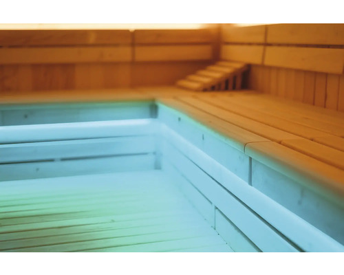 Innenansicht einer Sauna mit Holzbänken und Treppe