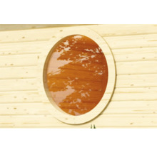 Detailansicht eines runden Fensters in einer Holzwand