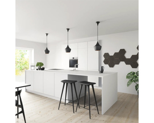 Moderne Küche mit Kochinsel, Barhockern und Pendelleuchten für eine helle und freundliche Atmosphäre.