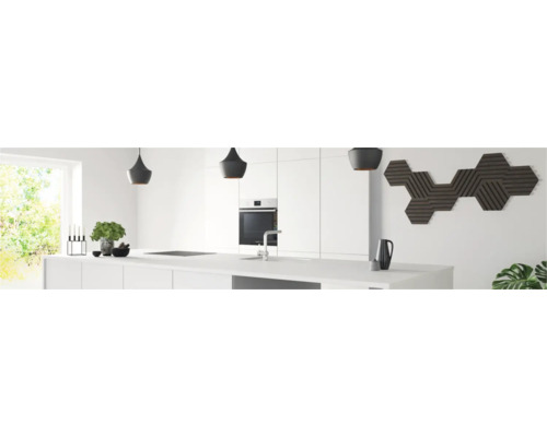 Helle Küche mit Küchenzeile, Spüle, Herd, Hängelampen und Wanddekoration