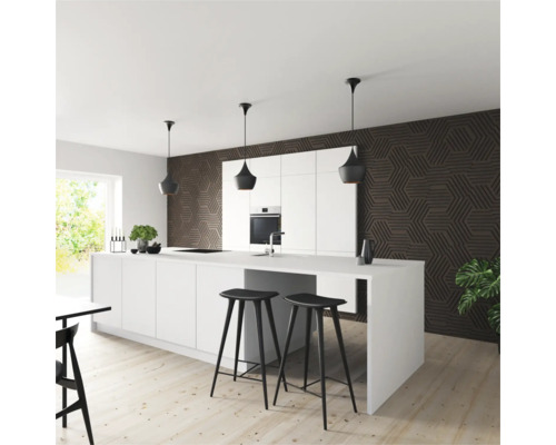 Helle Küche mit Kücheninsel, Barhockern und Pendelleuchten