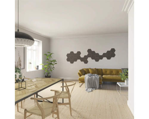 Wohnzimmer mit Esstisch, Stühlen, Sofa und sechseckigen Wandpaneelen zur Schalldämmung