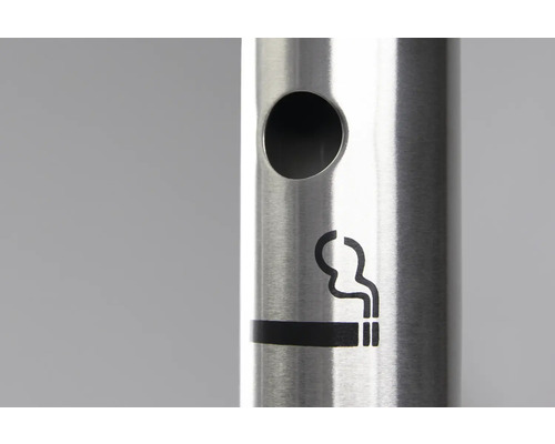 Detailansicht eines Edelstahl-Standaschenbechers mit Rauchen-Symbol