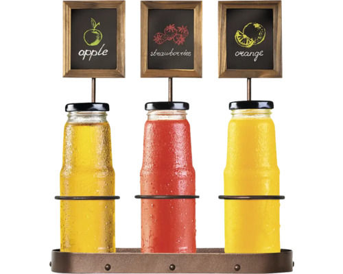 Trois bouteilles en verre contenant du jus de pomme, de fraise et d''orange sur un présentoir avec des panneaux