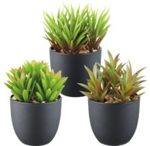 Drei künstliche Pflanzen in Töpfen