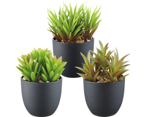 Drei künstliche Pflanzen in Töpfen
