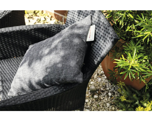 Gartenstuhl mit Kissen und Montland Logo