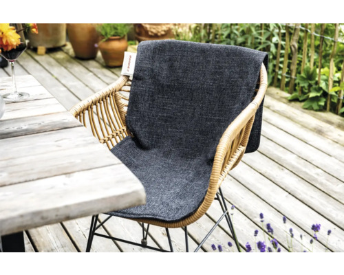 Rattan Gartenstuhl mit grauer Sitzauflage auf einer Holzterrasse