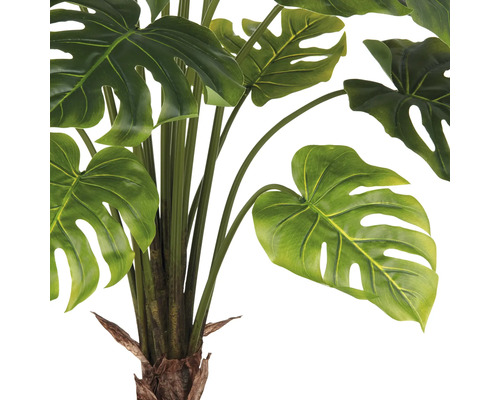 Nahaufnahme einer künstlichen Monstera Pflanze mit grünen Blättern.