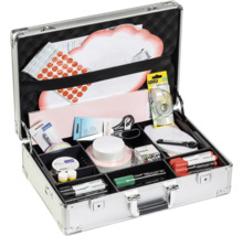 Valise en aluminium ouverte avec matériel d''animation tel que marqueurs, ciseaux et papier