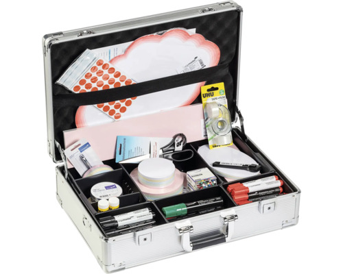 Valise en aluminium ouverte avec matériel d''animation tel que marqueurs, ciseaux et papier