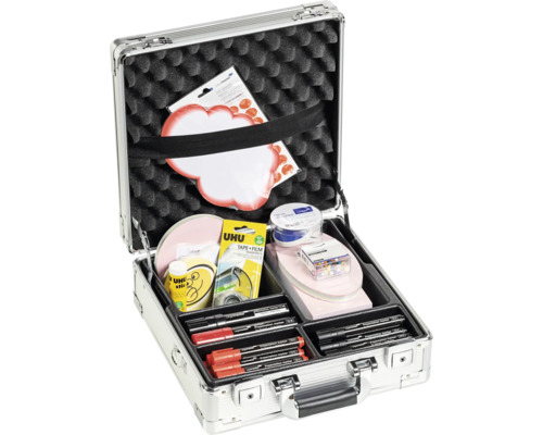 Valise de présentation ouverte remplie de matériel de modération, de marqueurs, de bâton de colle et de blocs-notes.