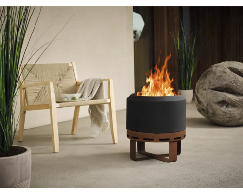 Aménagement de terrasse avec foyer, chaise et décoration pour une ambiance extérieure conviviale