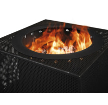 Schwarze Feuerstelle aus Metall mit Feuerholz und Flammen