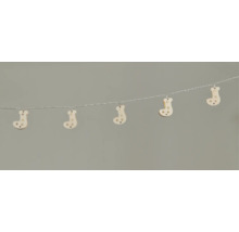 Guirlande lumineuse avec chaussettes en bois