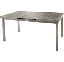 Table de jardin extensible avec aspect lattes de bois et structure en métal.