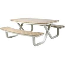 Groupe de tables de jardin avec table et bancs