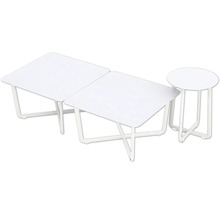 Trois tables blanches en métal