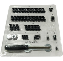 Sortiment mit Schrauben und Werkzeug in einer transparenten Verpackung.