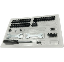 Werkzeugsatz mit Schraubenschlüssel, Schraubendreher und Schrauben in durchsichtiger Verpackung