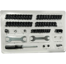 Sortiment mit Schrauben, Muttern, Schraubenschlüsseln und Schraubendreher in durchsichtiger Verpackung