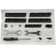 Montagesatz mit Schrauben, Muttern, Schraubenschlüssel und Schraubendreher in durchsichtiger Kunststoffverpackung