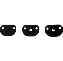 Trois couvertures noires avec des trous pour la fixation.