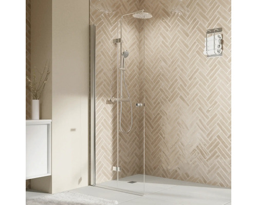 Walk In mit Drehfalttür BREUER Elana 2.0 Express Q72 Profil rund 100 x 200 cm Profil silber matt Klarglas schmutzabweisende Glasbeschichtung Türanschlag links Puffergriff Duschkabine mit Dusche und Handtuchhalter in einem Badezimmer