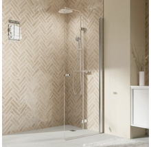 Badezimmer mit Dusche, Armatur und Handtuchhalter
